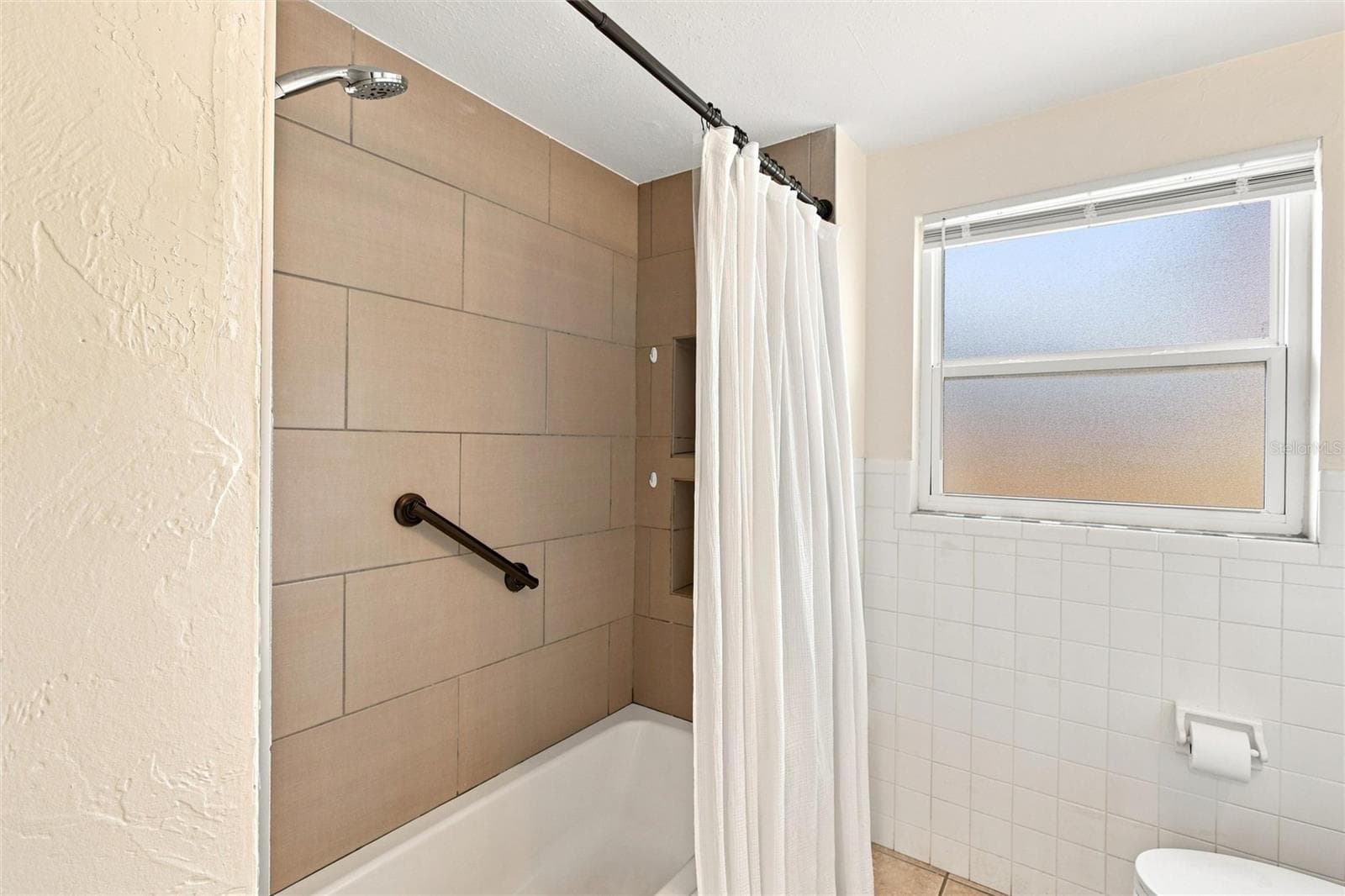 Tile shower with tub - 1509 BANYAN DR, VENICE