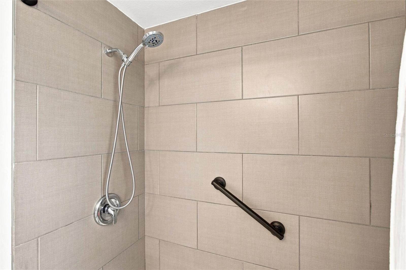Tile Shower - 1509 BANYAN DR, VENICE