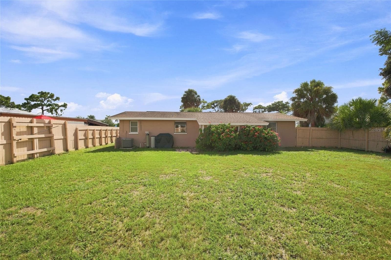 Expansive fenced yard - 1509 BANYAN DR, VENICE
