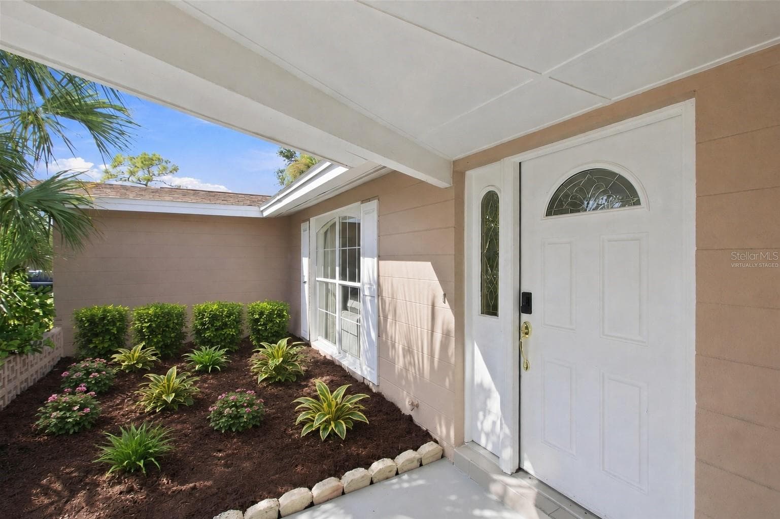 Virtually staged plants - 1509 BANYAN DR, VENICE