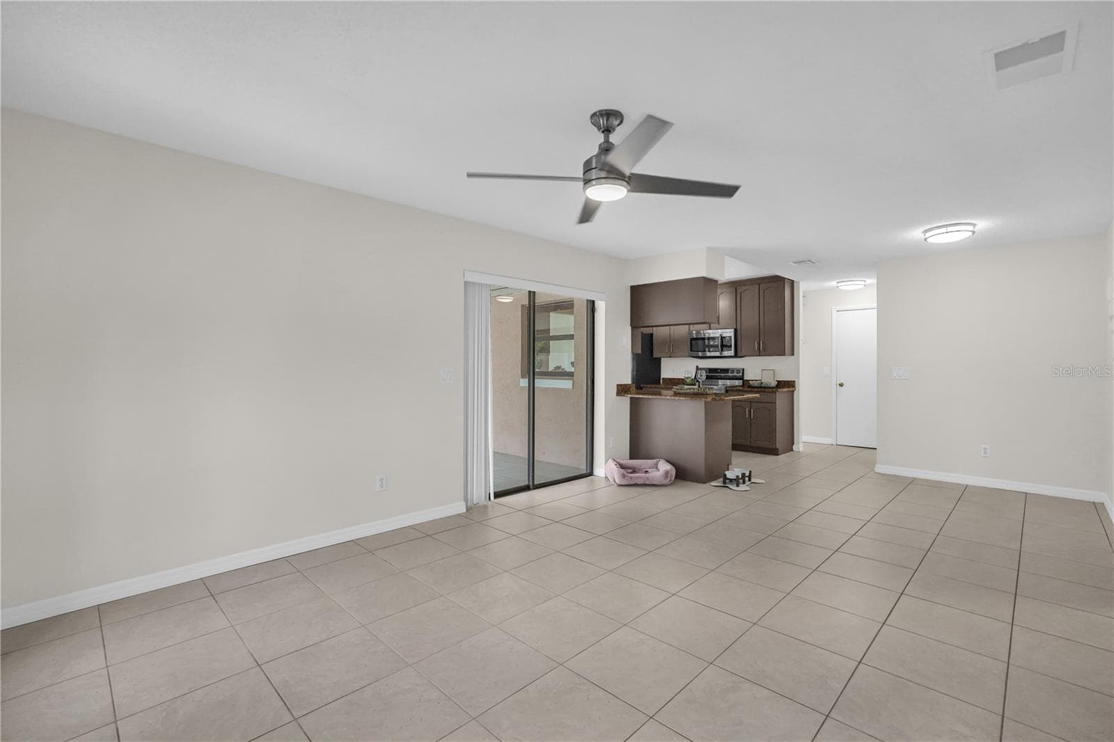 Family room looking at kitchen and breakfast space - 5165 FORMBY DR, ORLANDO