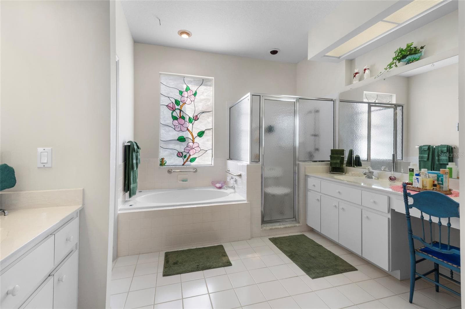 Primary Bathroom/En Suite - 365 W BARCLAY CT, BEVERLY HILLS