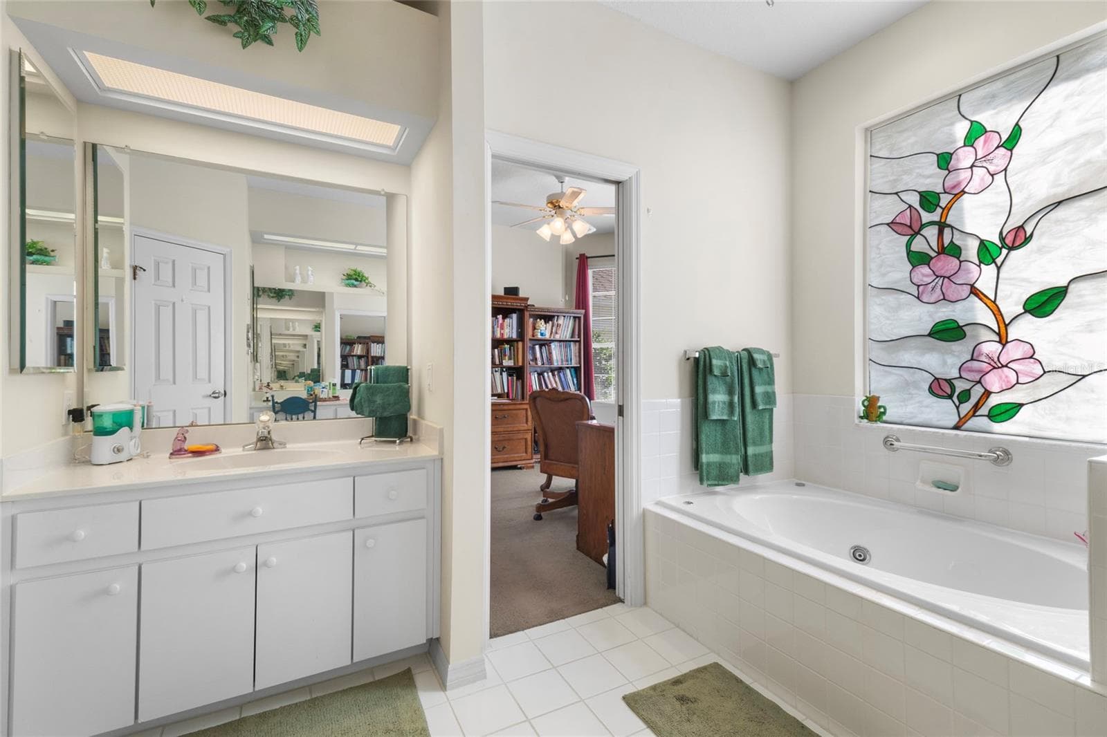 Primary Bathroom/En Suite - 365 W BARCLAY CT, BEVERLY HILLS