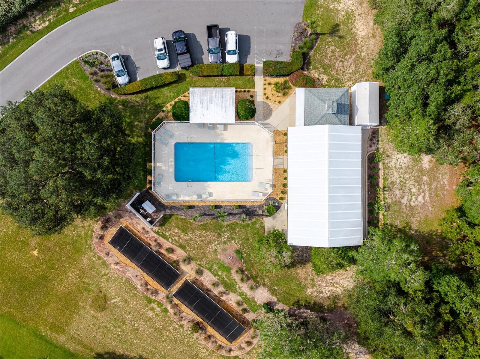 Clubhouse and Community Pool - 365 W BARCLAY CT, BEVERLY HILLS