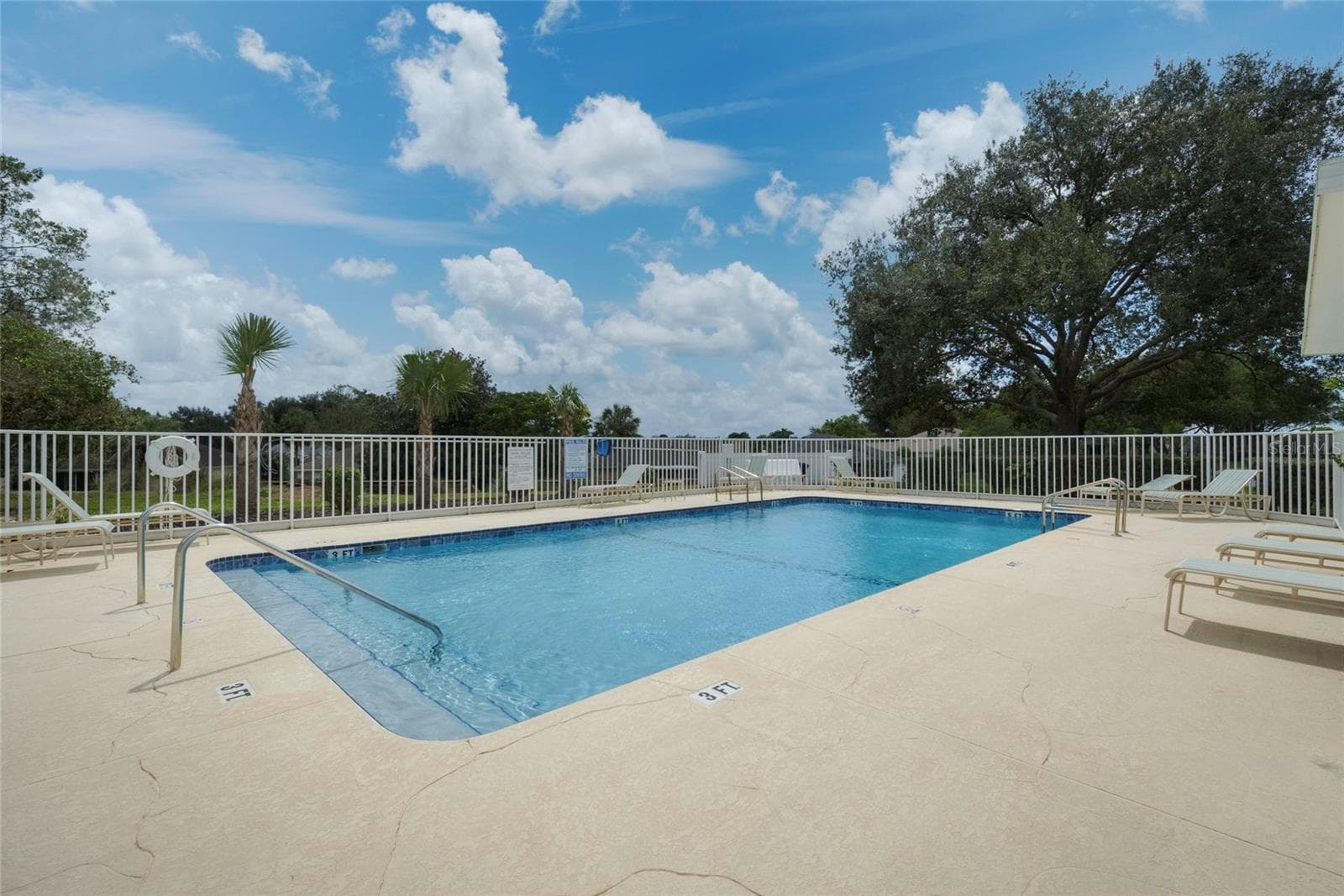 Community Pool - 365 W BARCLAY CT, BEVERLY HILLS