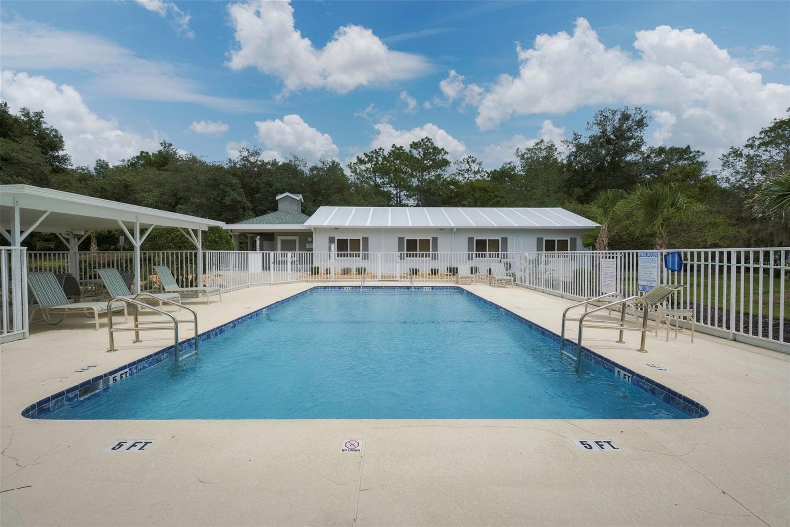 Community Pool - 365 W BARCLAY CT, BEVERLY HILLS