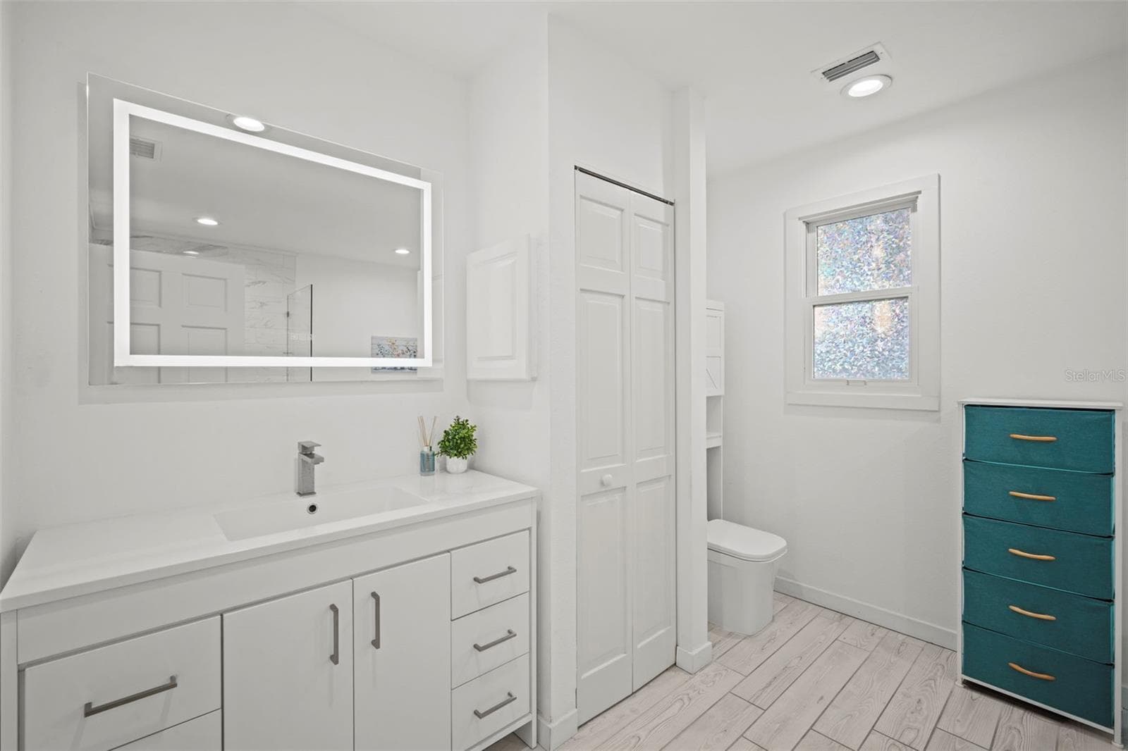 Vanity - 1841 LAUREL ST, SARASOTA