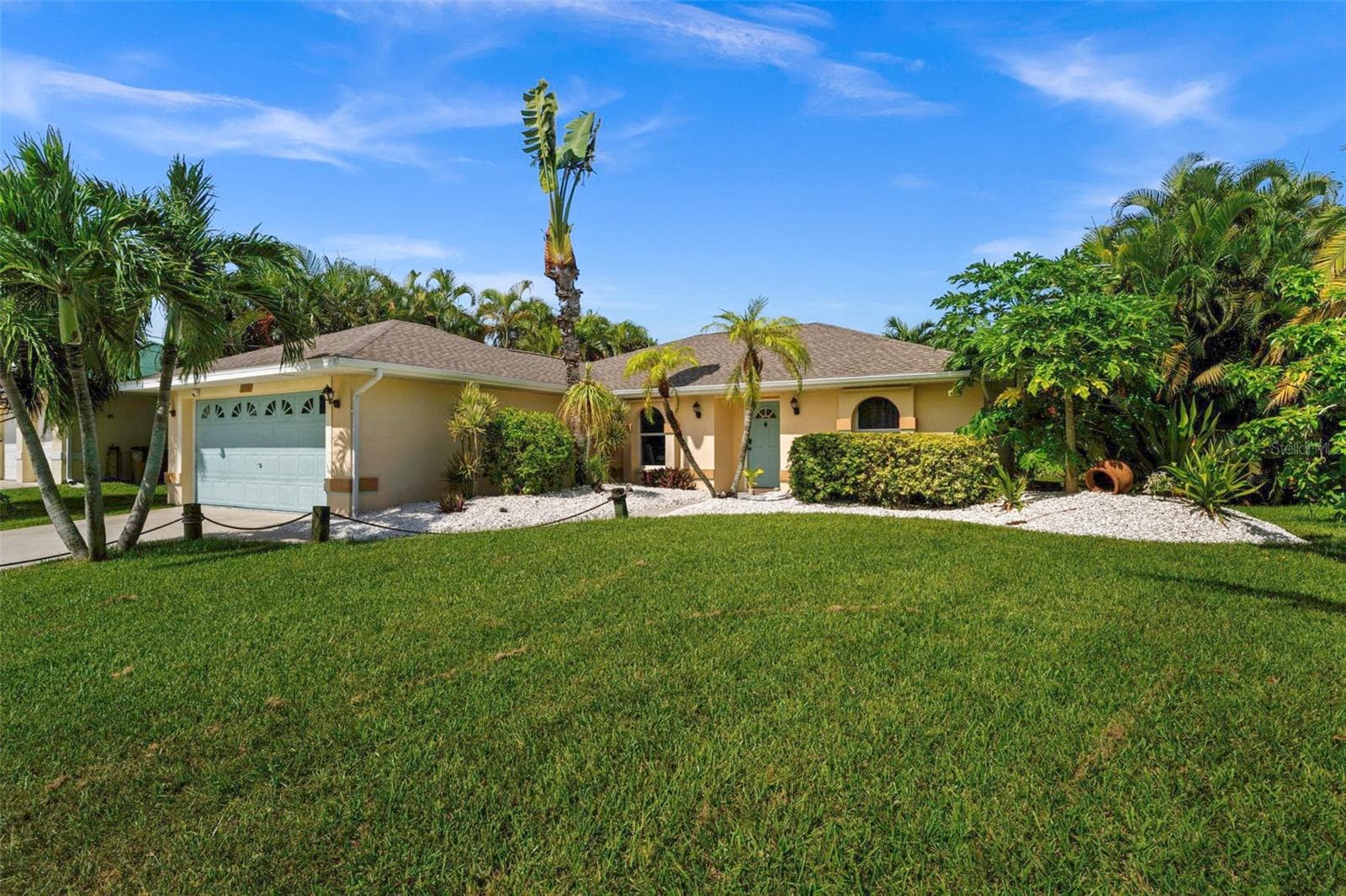 Lots of curb appeal on this home - 3112 SW 16TH PL, CAPE CORAL