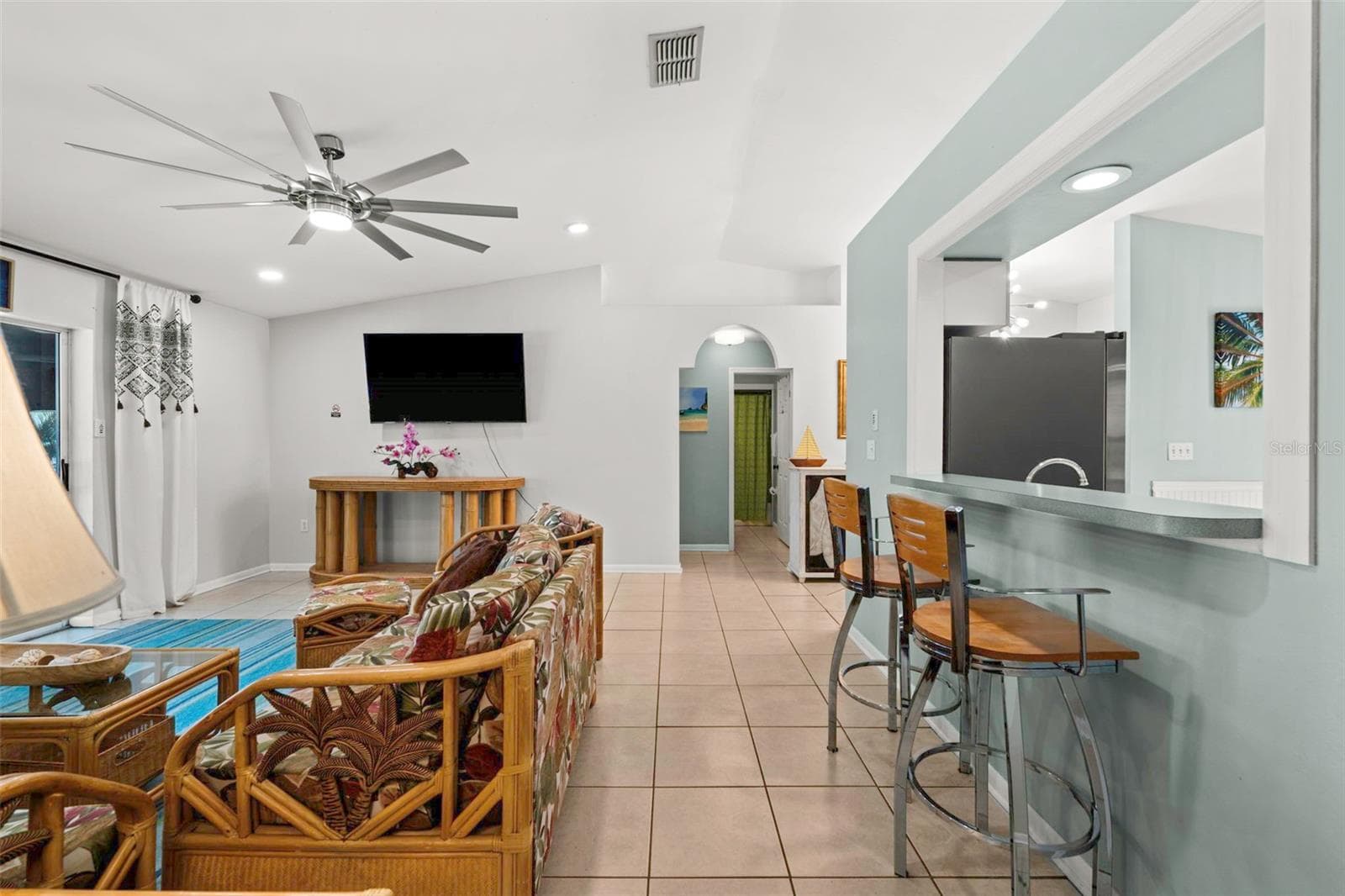 Entertain your guests at the breakfast bar - 3112 SW 16TH PL, CAPE CORAL