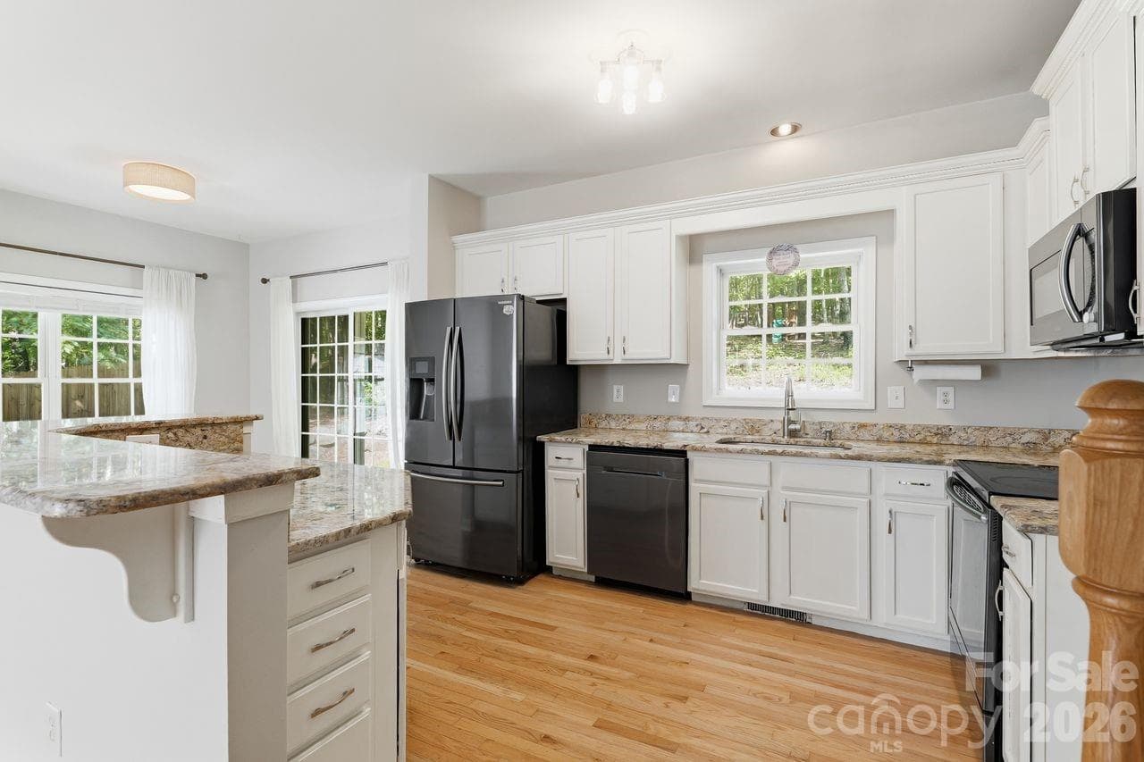 Light and bright kitchen - 5480 Liberty Hill Road W, York