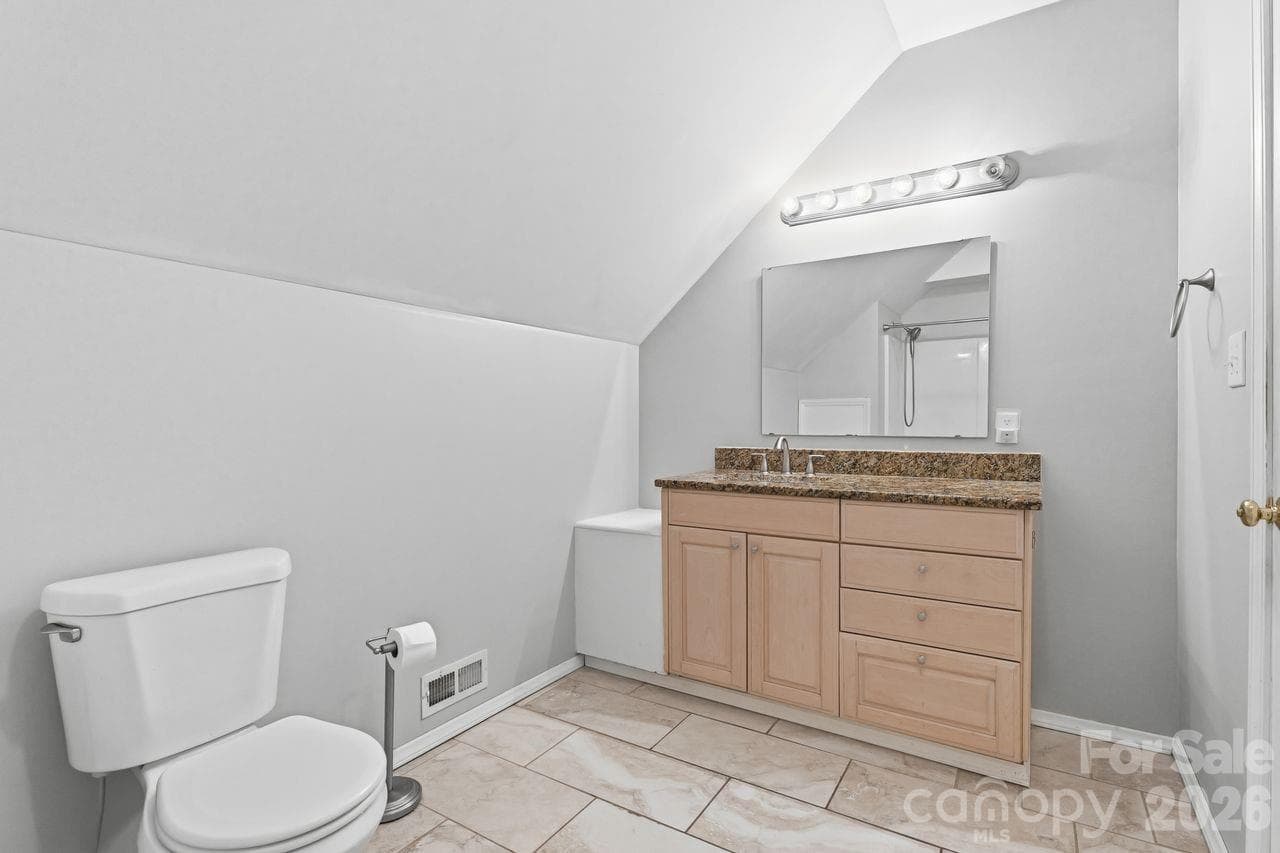 Full Bathroom on upper level - 5480 Liberty Hill Road W, York
