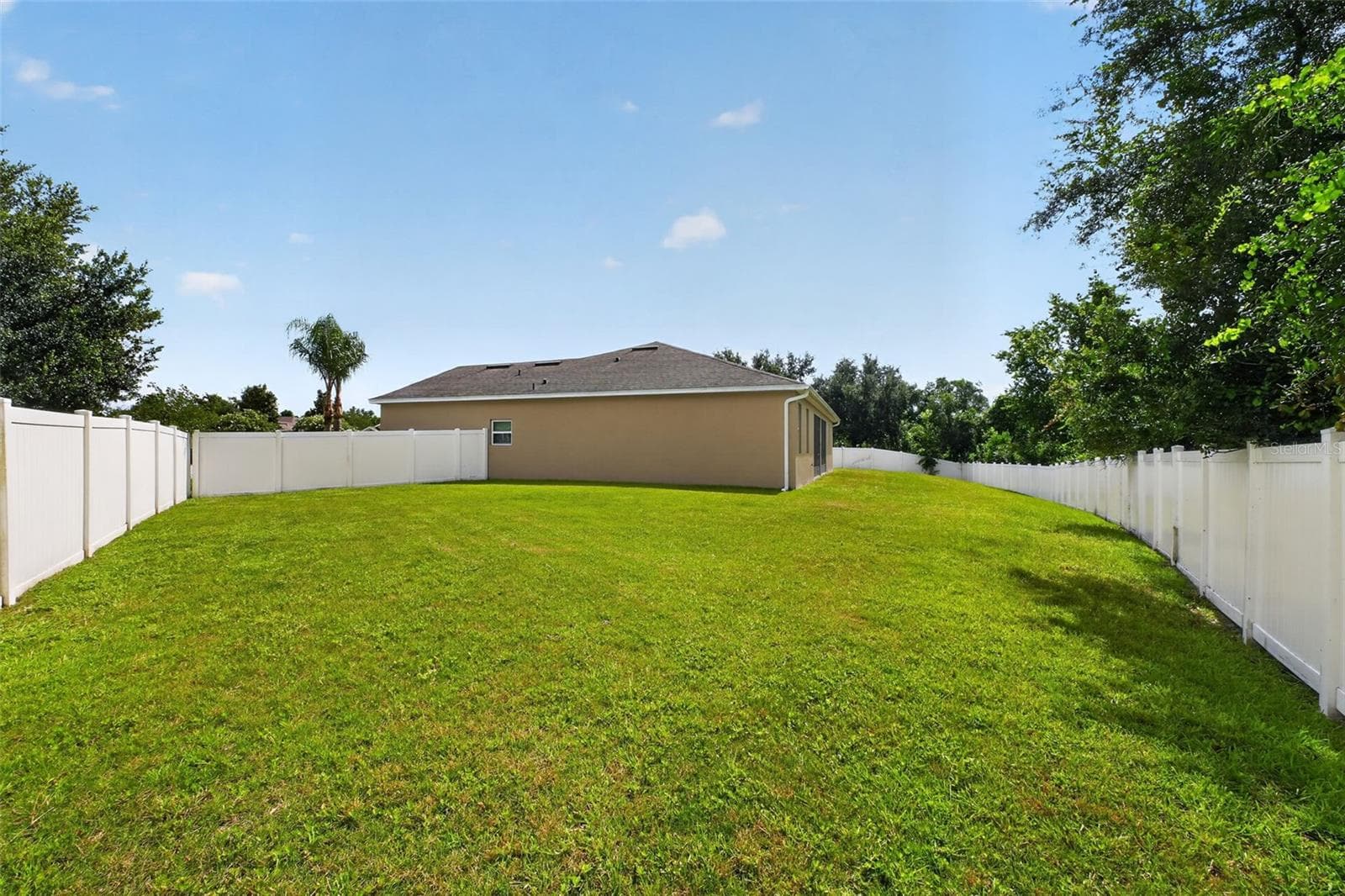 Side angle of backyard with MORE space, how much better can it get! - 1458 DAYSTAR LN, DELTONA