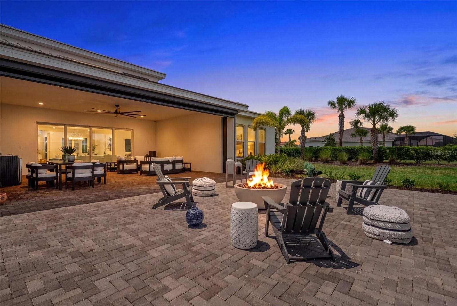 Patio w/firepit - 8129 NEVIS RUN, LAKEWOOD RANCH