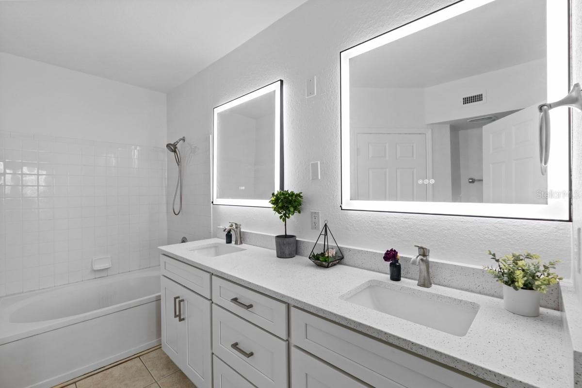 Master Bathroom - 204 E SOUTH ST #2057, ORLANDO