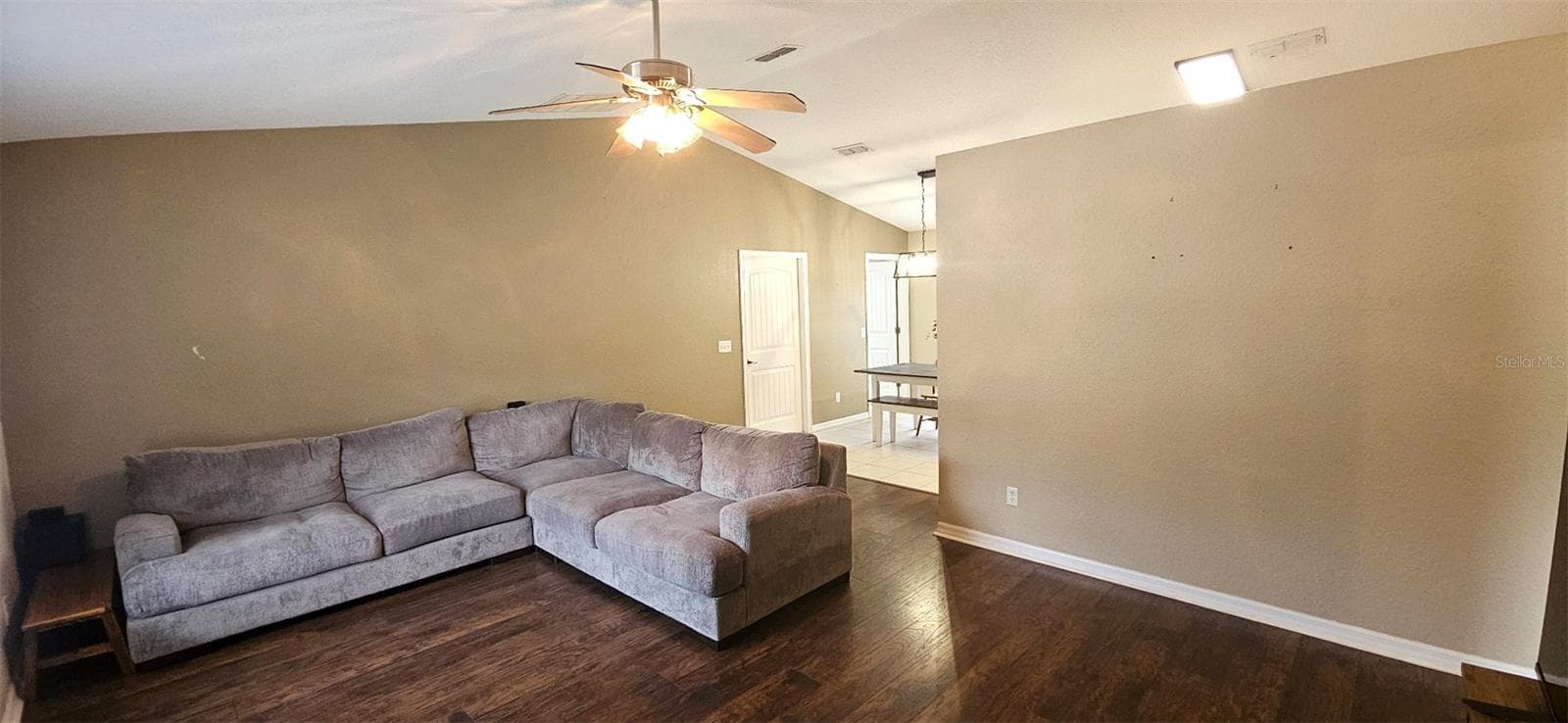 Open living room with vaulted ceilings - 4188 SE 134TH PL, BELLEVIEW