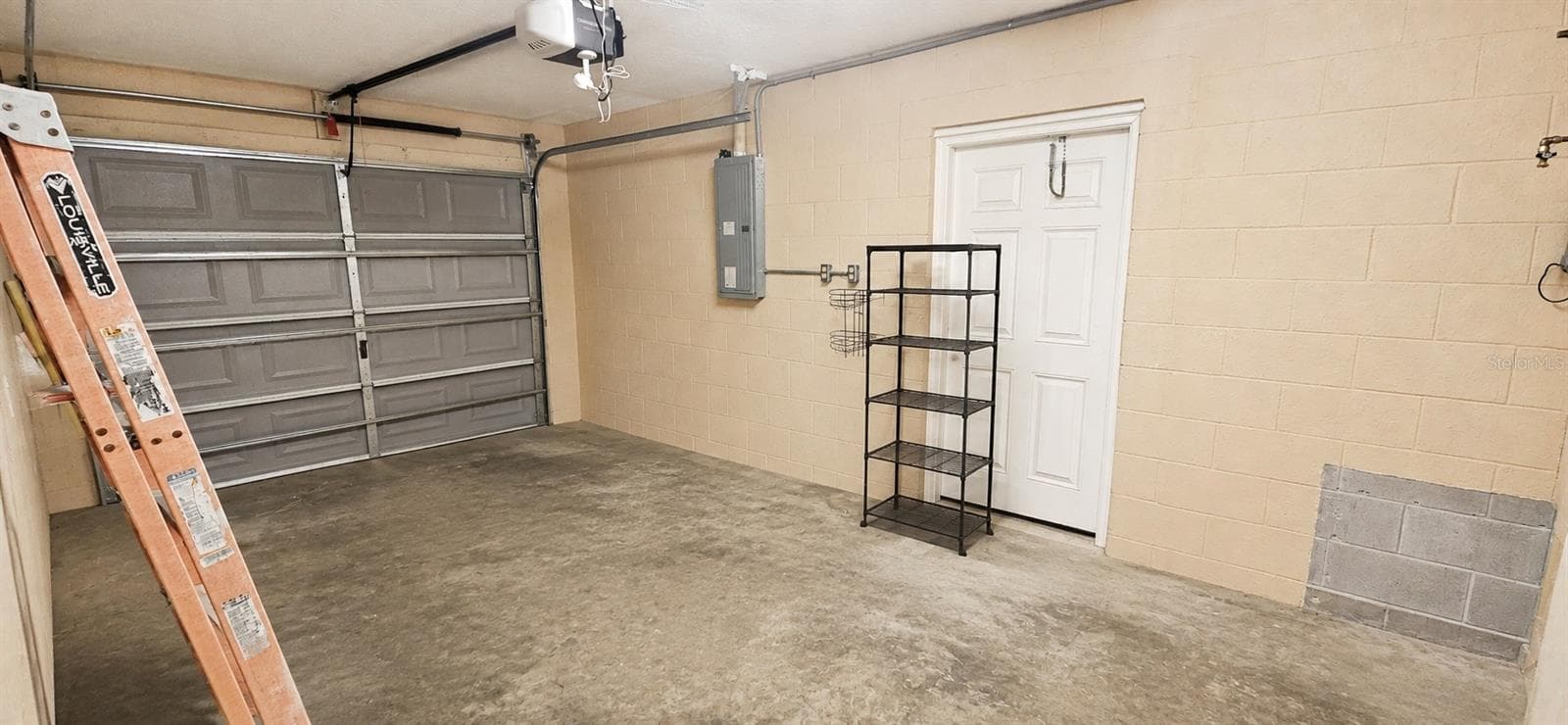 Garage with opener - 4188 SE 134TH PL, BELLEVIEW