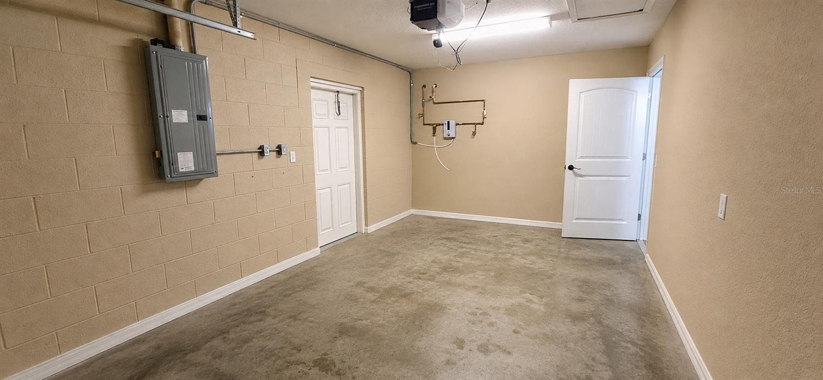 Garage w/ side man door to outside - 4188 SE 134TH PL, BELLEVIEW