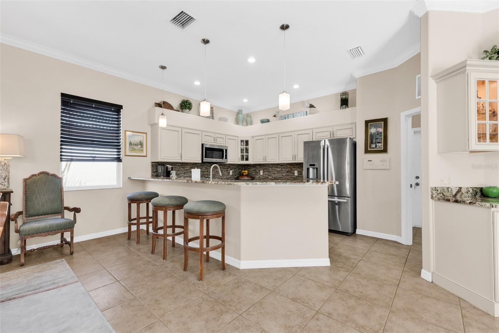 kitchen breakfast bar - 2450 SILVER PALM RD, NORTH PORT