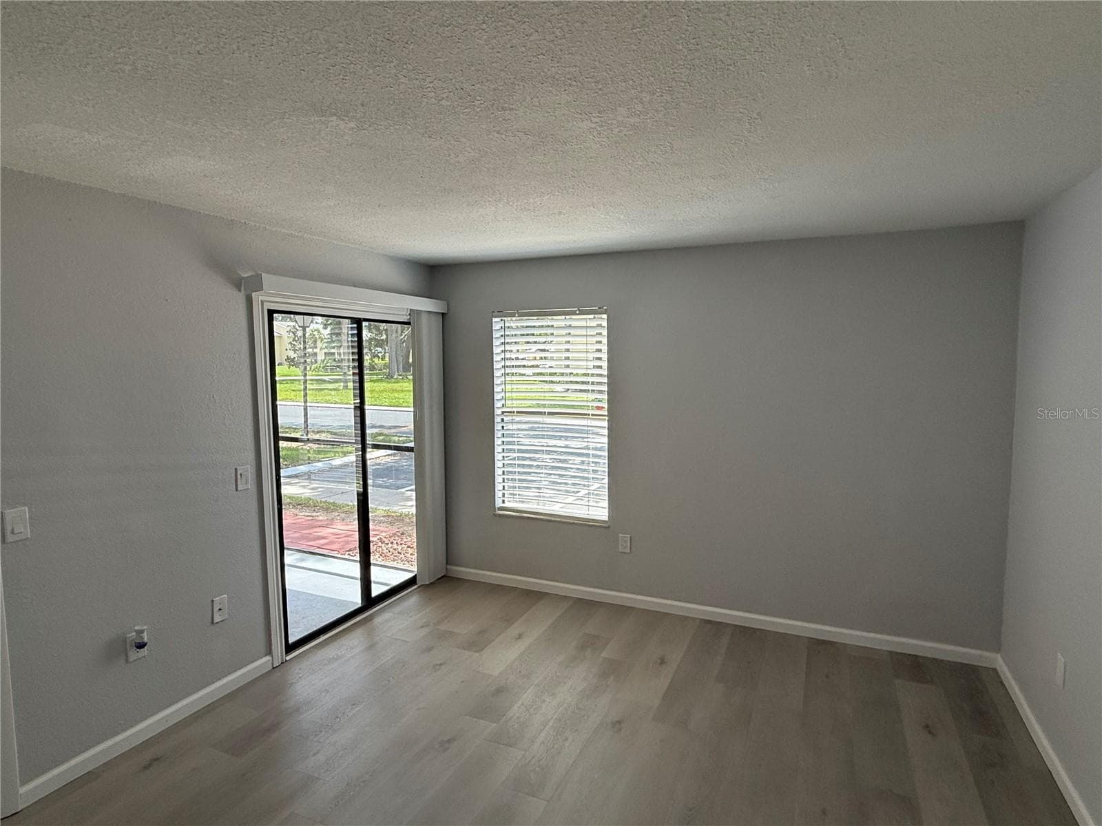 living area - 3001 58TH AVE S #613, ST PETERSBURG