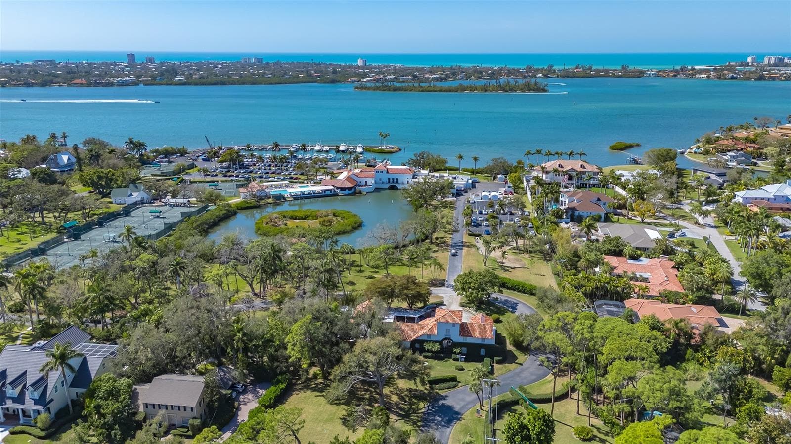 Moments from the Field Club. - 1428 PINE BAY DR, SARASOTA