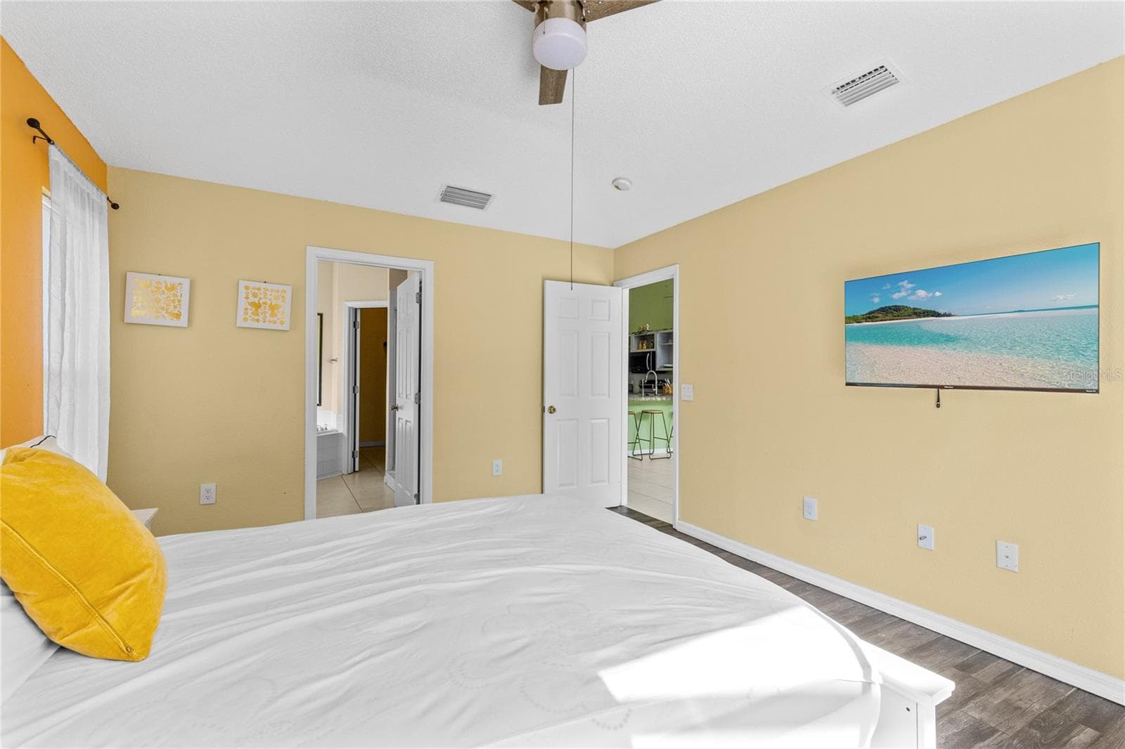 Primary Suite. - 915 LAKE BERKLEY DR, KISSIMMEE