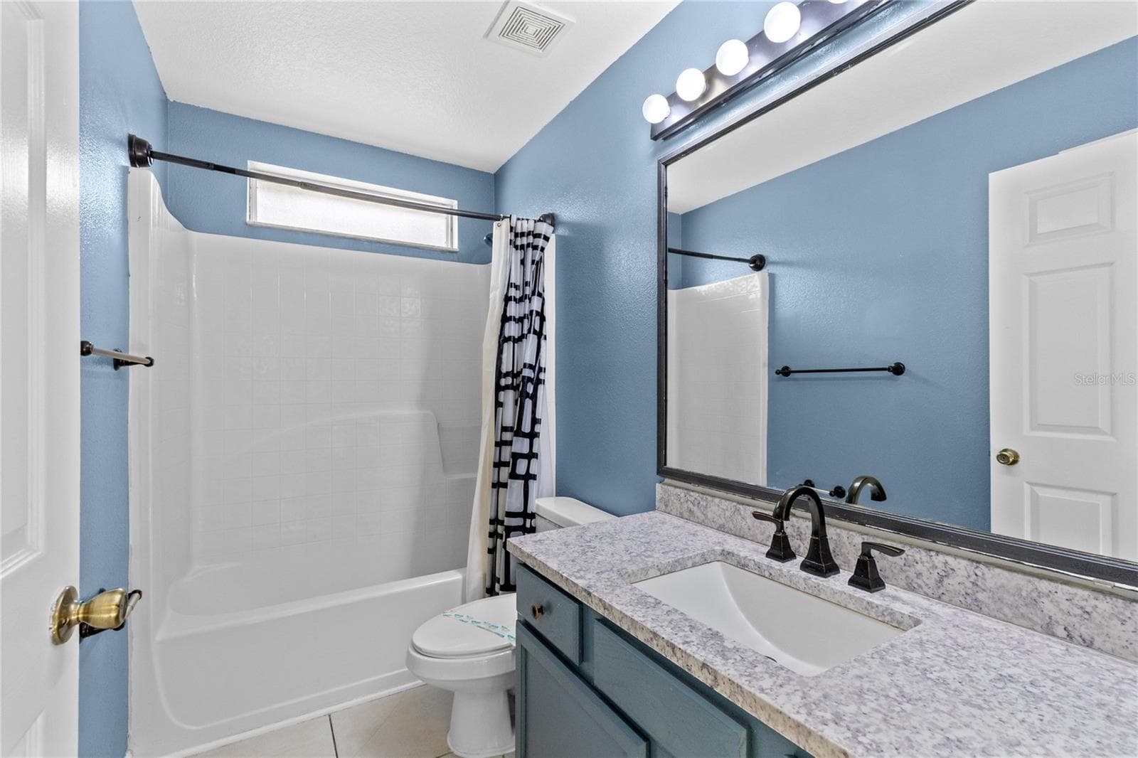 Full Bath 2. - 915 LAKE BERKLEY DR, KISSIMMEE