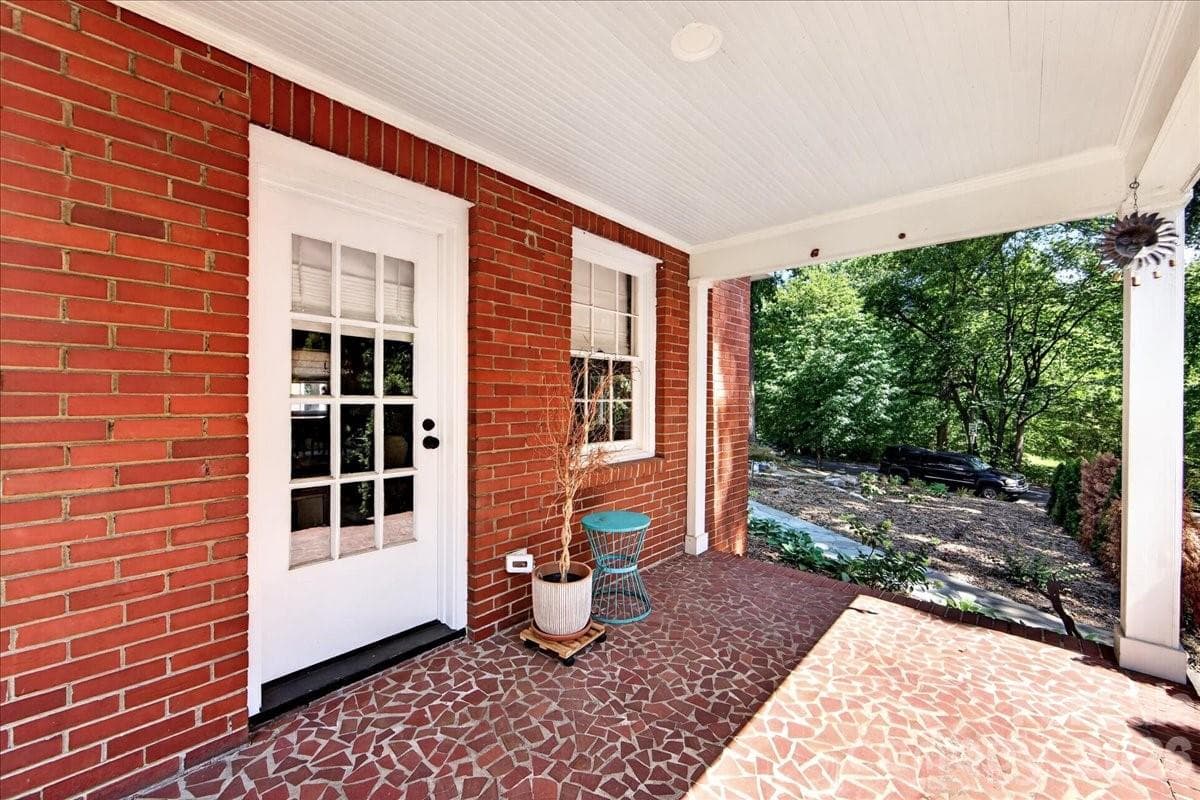 Single Family Residence at 720 E Park Avenue, Charlotte, photo 10 of 47