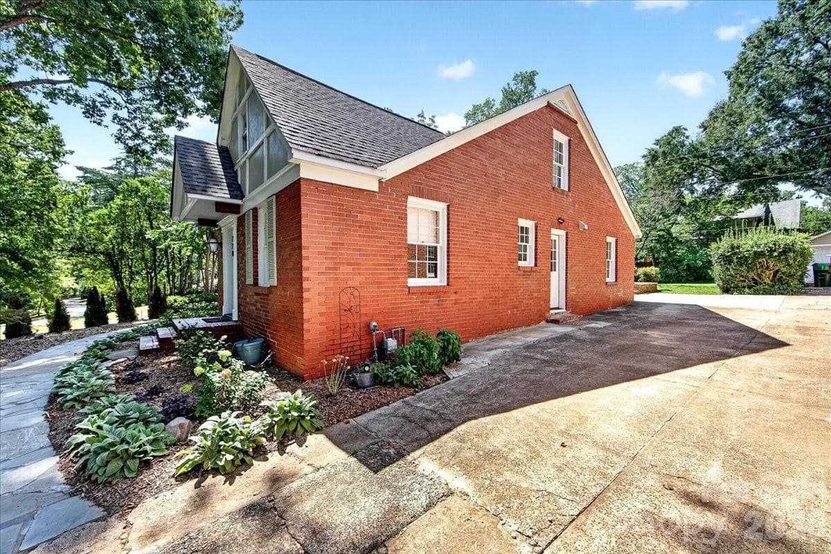 Single Family Residence at 720 E Park Avenue, Charlotte, photo 41 of 47