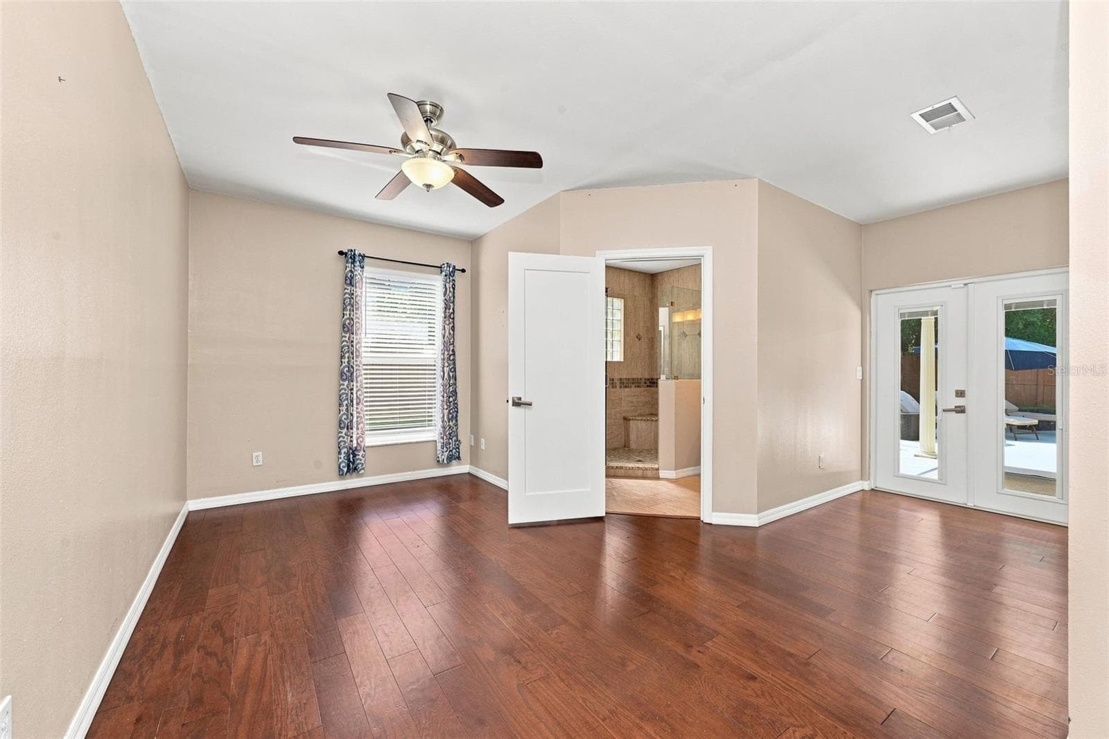 Downstairs En-Suite Bedroom & Flexible Living Space offers privacy and versatility as a guest suite, in-law suite, home office, or second primary bedroom. - 1349 VALLEY PINE CIR, APOPKA
