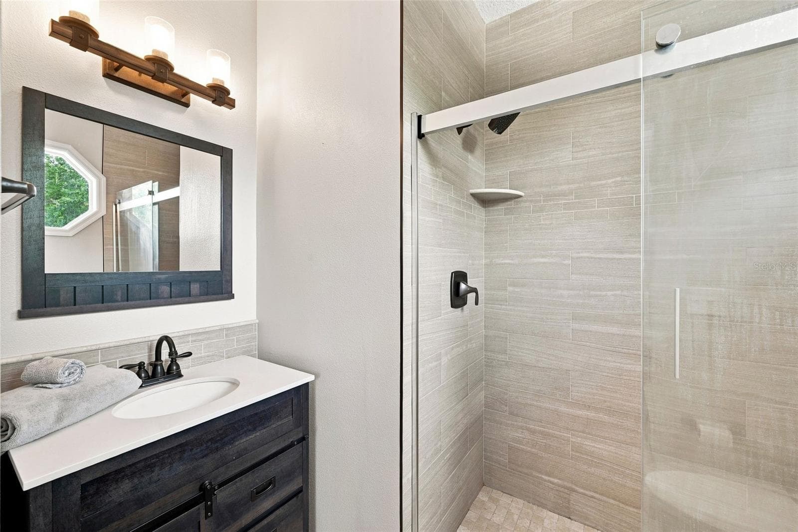 bedroom 4 with private en suite - 1349 VALLEY PINE CIR, APOPKA