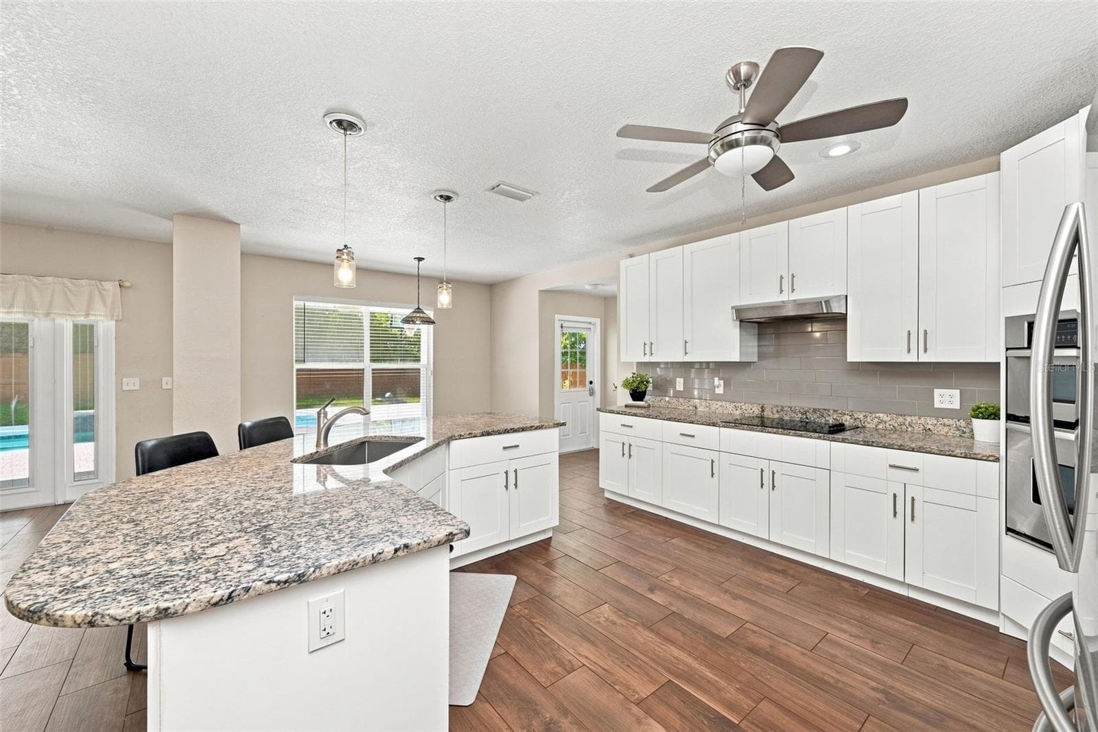 Open Concept Kitchen with Granite countertops - 1349 VALLEY PINE CIR, APOPKA