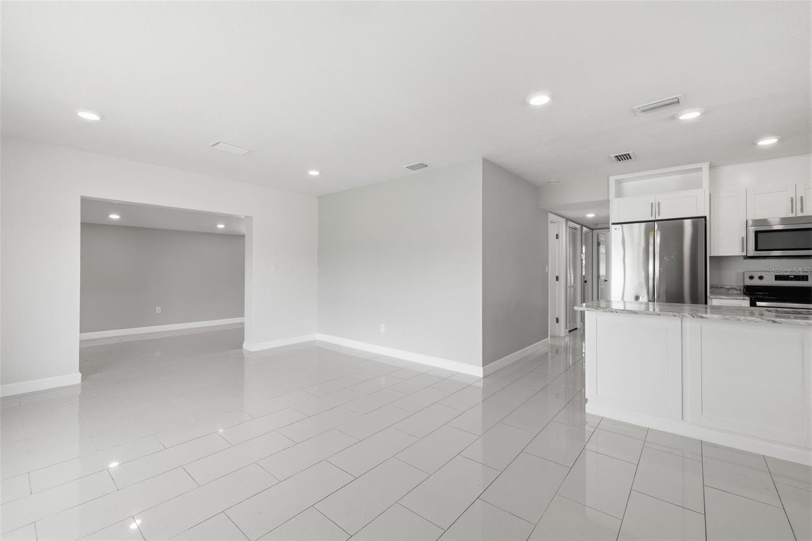 Single Family Residence at 7806 TANGLEWOOD LN, TAMPA, photo 3 of 25