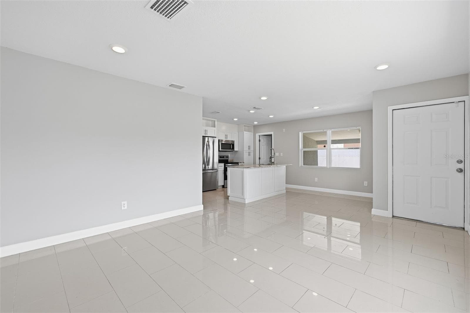 Single Family Residence at 7806 TANGLEWOOD LN, TAMPA, photo 4 of 25