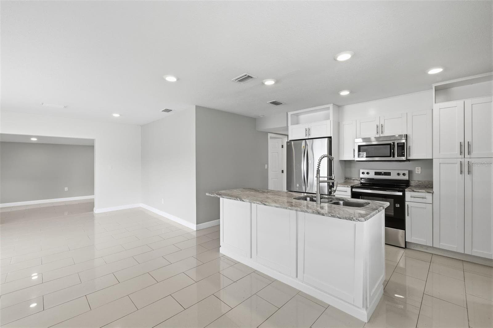 Single Family Residence at 7806 TANGLEWOOD LN, TAMPA, photo 6 of 25