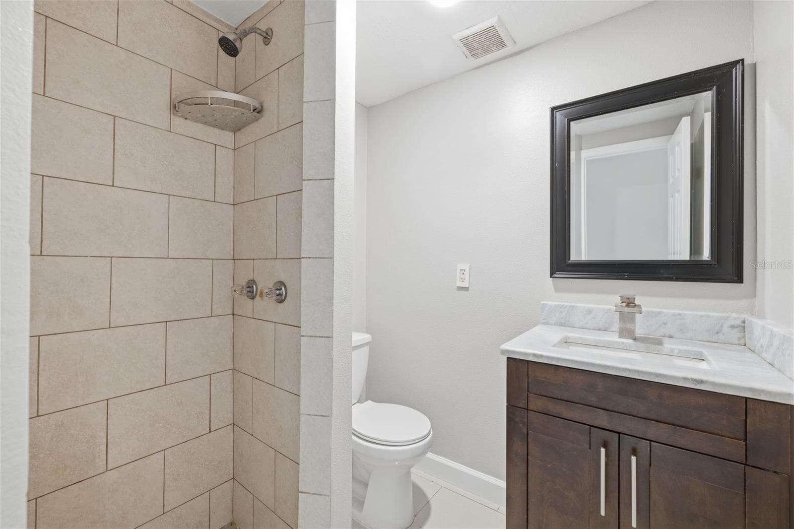 attached in-law suite bathroom - 7806 TANGLEWOOD LN, TAMPA