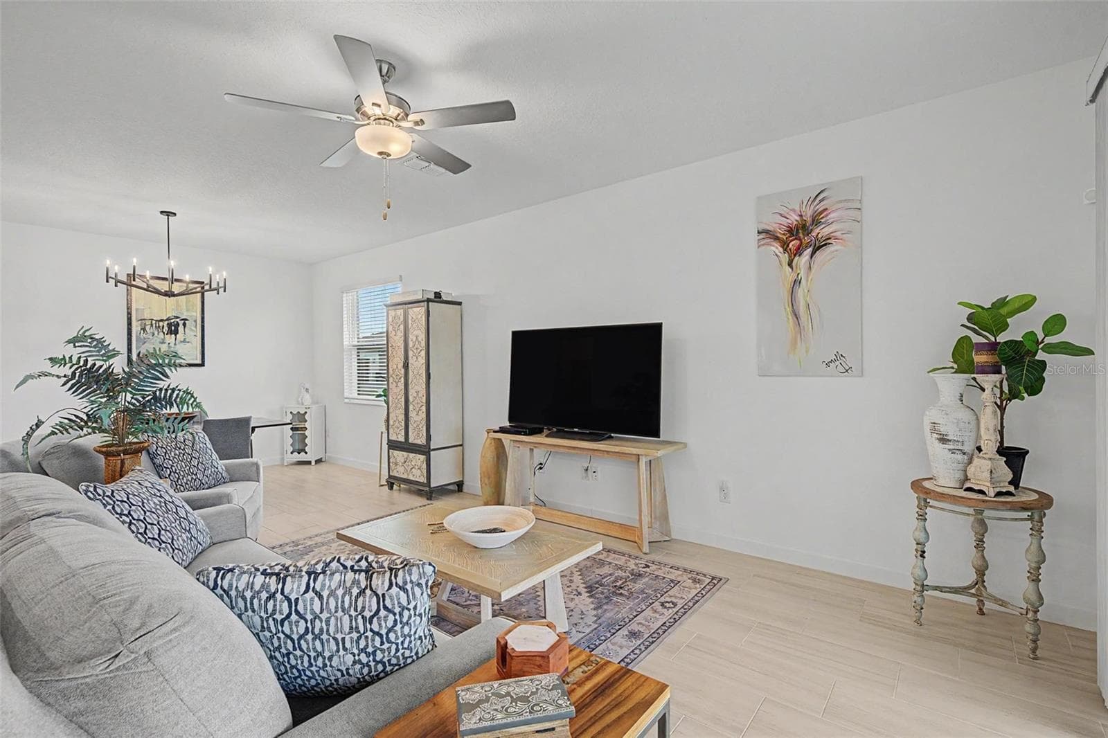 Large Family Room with lots of natural light - 10499 GABLE DIG LOOP, SAN ANTONIO