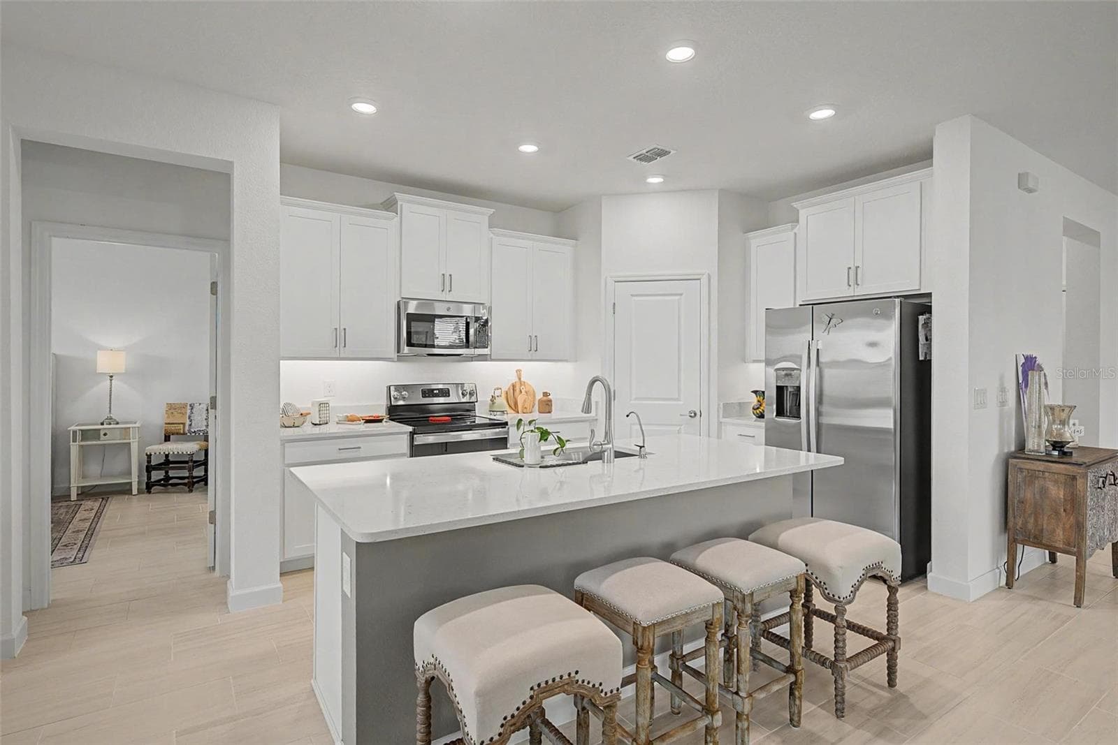 Large Island with Quartz countertops - 10499 GABLE DIG LOOP, SAN ANTONIO