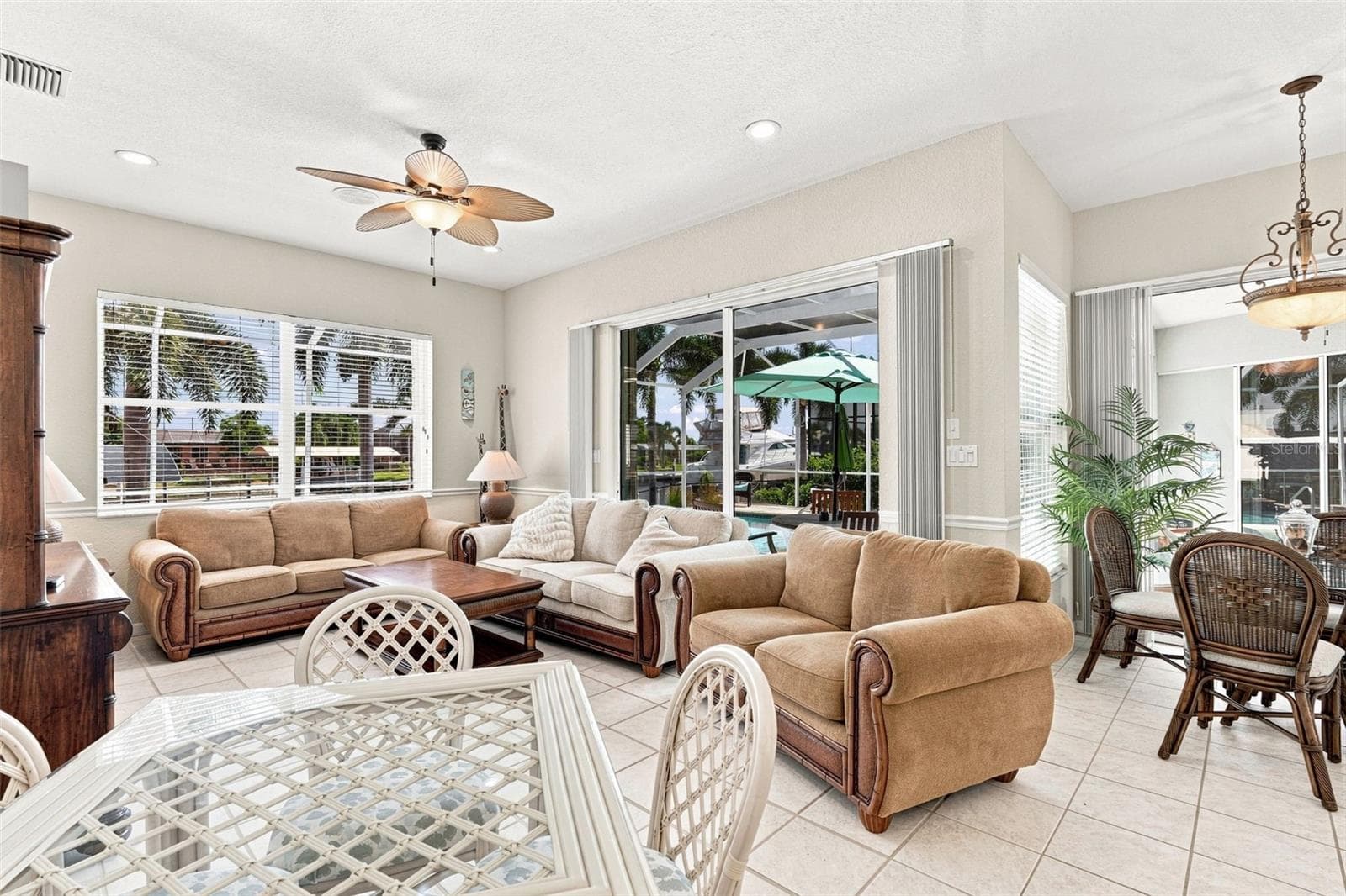 Pocketing Sliders Seamless To Outdoors - 136 PECKHAM ST SE, PORT CHARLOTTE
