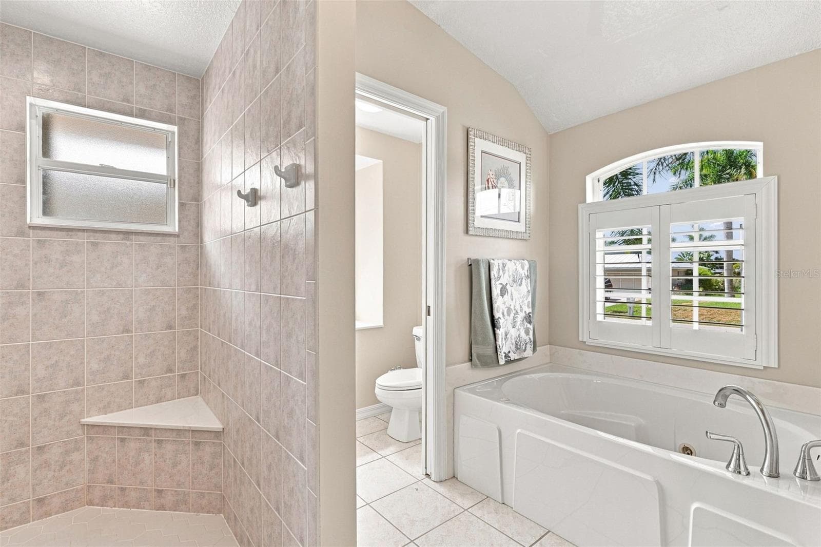 Primary Ensuite with Soaking Tub & Walk In Shower - 136 PECKHAM ST SE, PORT CHARLOTTE