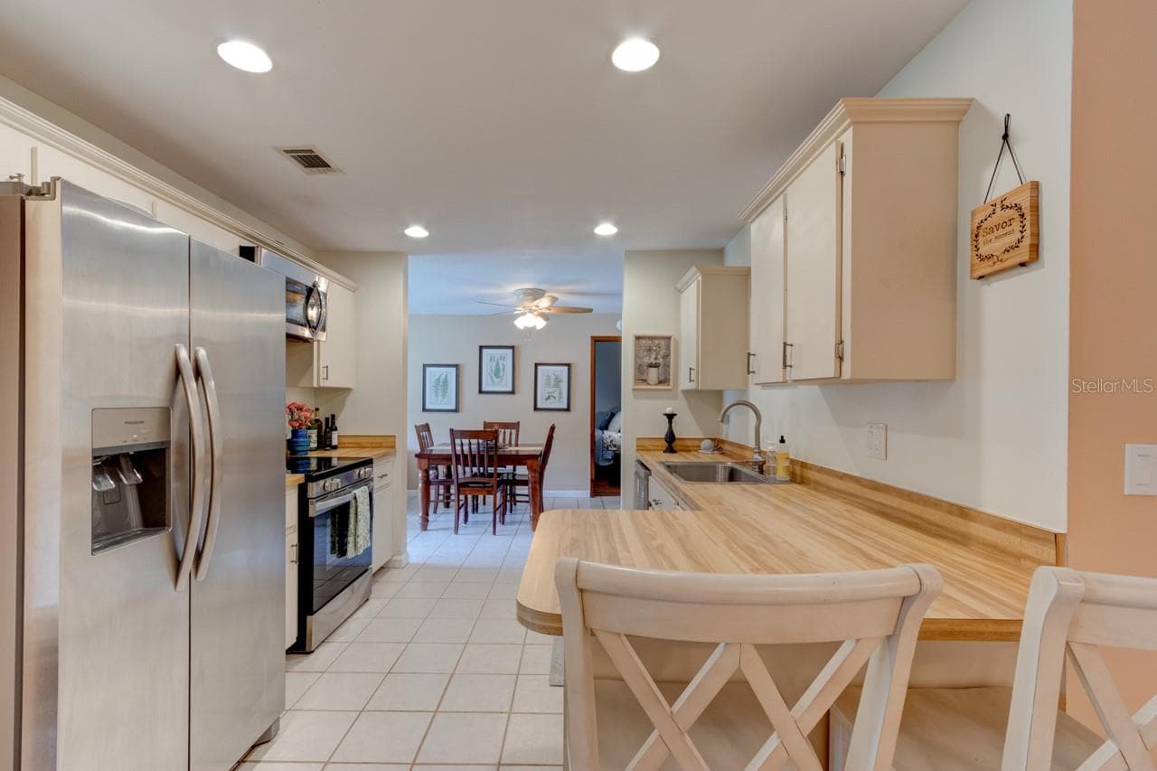 Single Family Residence at 16 LAUREL OAKS CIR, ORMOND BEACH, photo 11 of 46