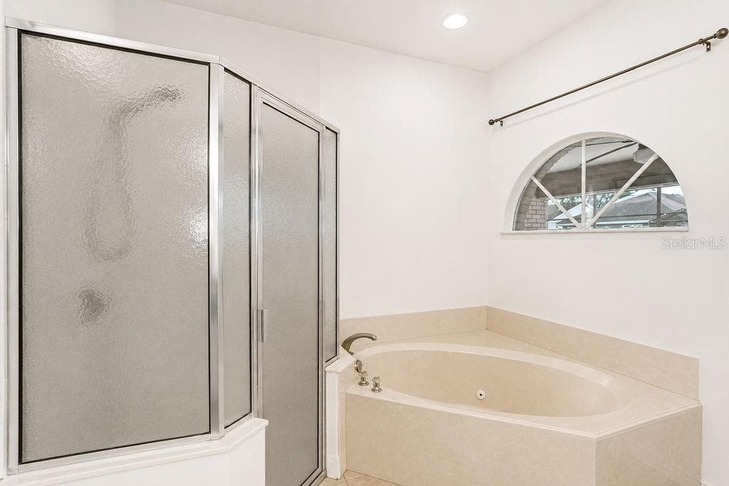 Primary Bathroom - 2007 N PARKTON DR, DELTONA