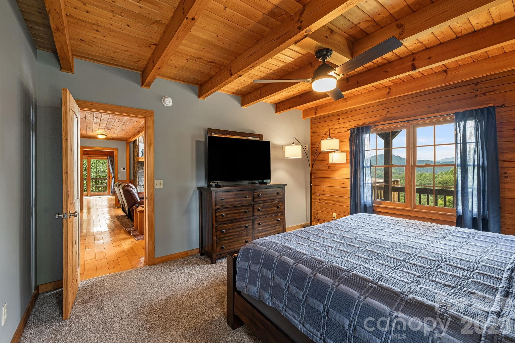 primary suite on main floor - 515 Raccoon Branch Road, Green Mountain