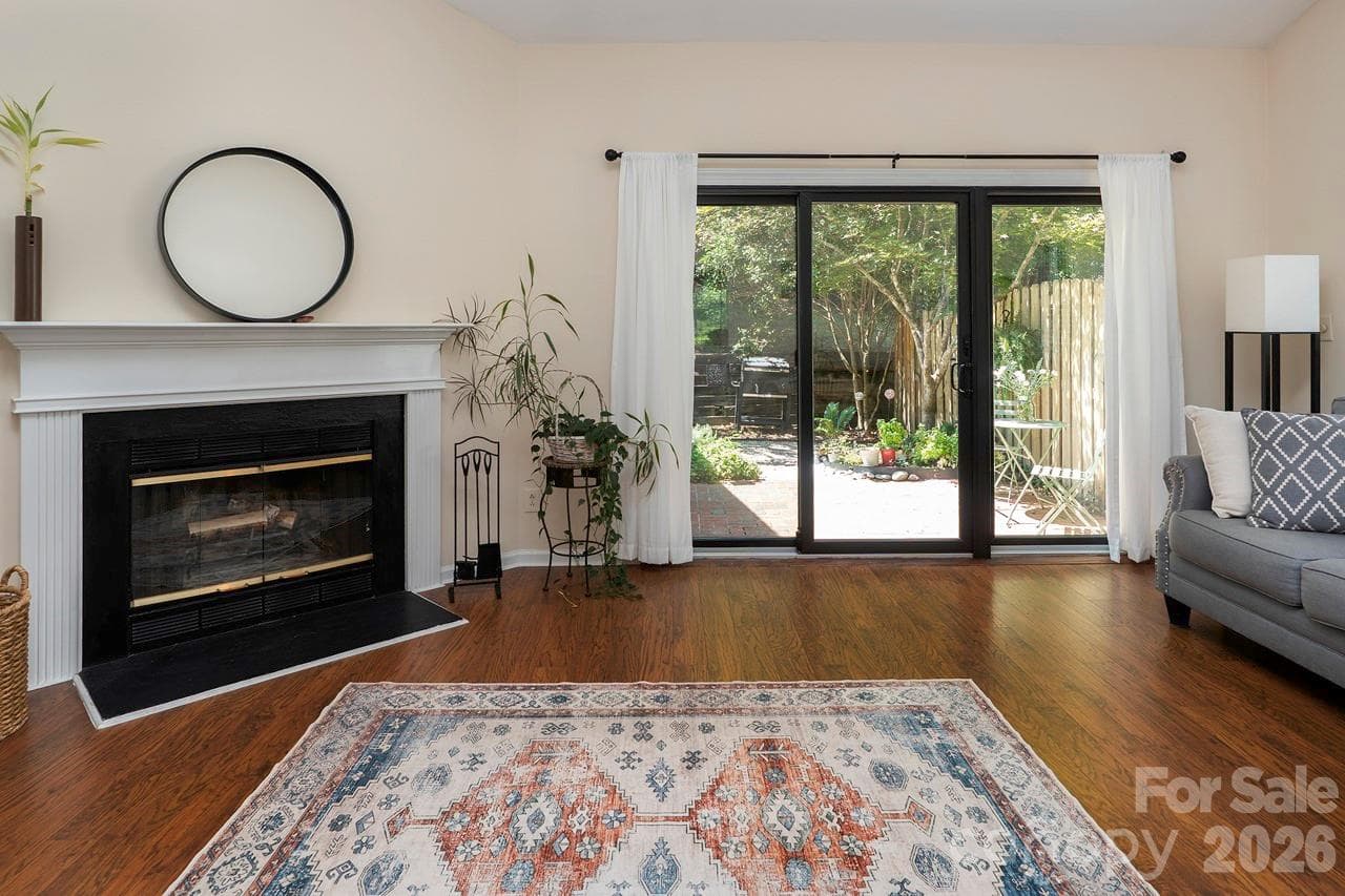 Townhouse at 5935 Fitzwilliams Lane, Charlotte, photo 3 of 23