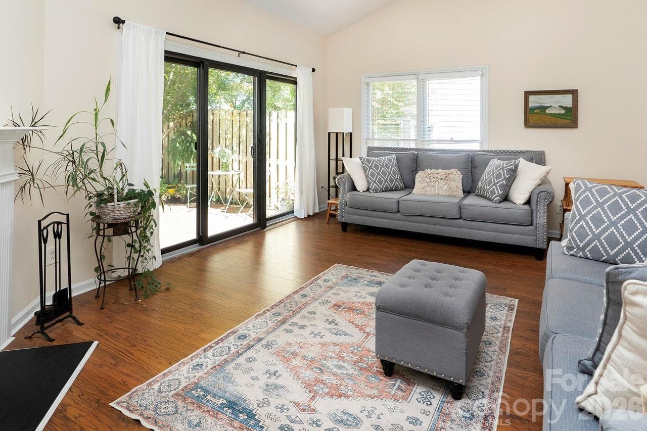 Townhouse at 5935 Fitzwilliams Lane, Charlotte, photo 4 of 23
