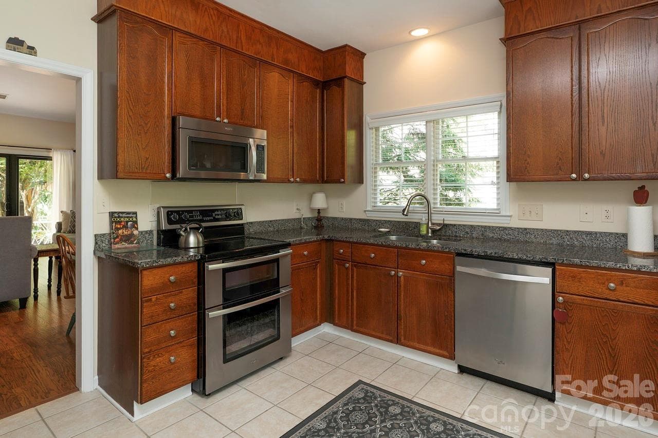 Townhouse at 5935 Fitzwilliams Lane, Charlotte, photo 9 of 23