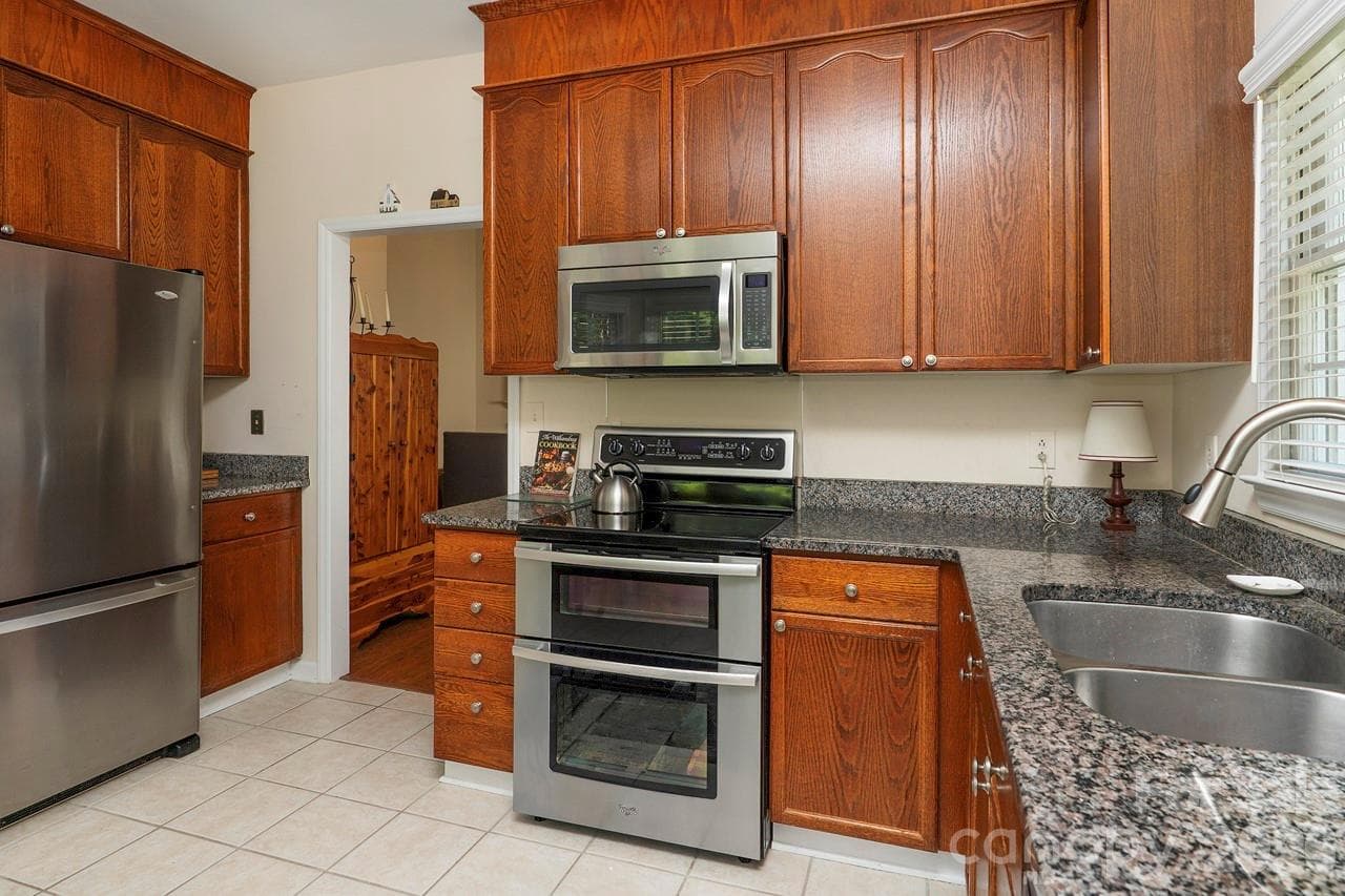 Townhouse at 5935 Fitzwilliams Lane, Charlotte, photo 10 of 23