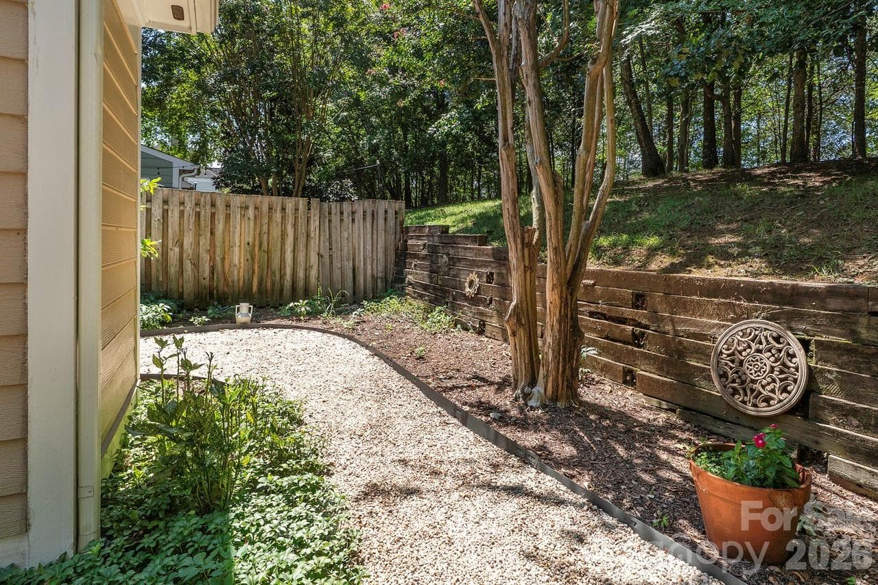 Townhouse at 5935 Fitzwilliams Lane, Charlotte, photo 22 of 23