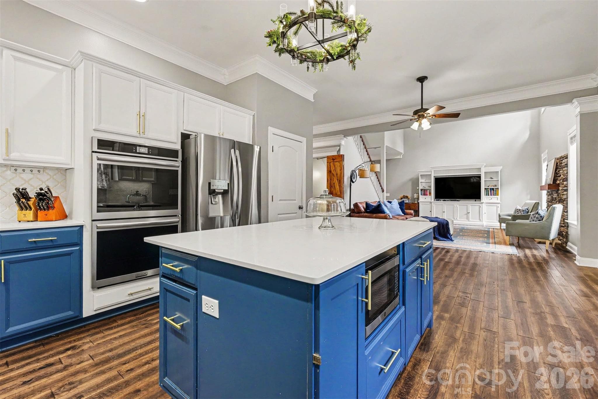 Kitchen — island/colors - 3647 Venetian Way, York
