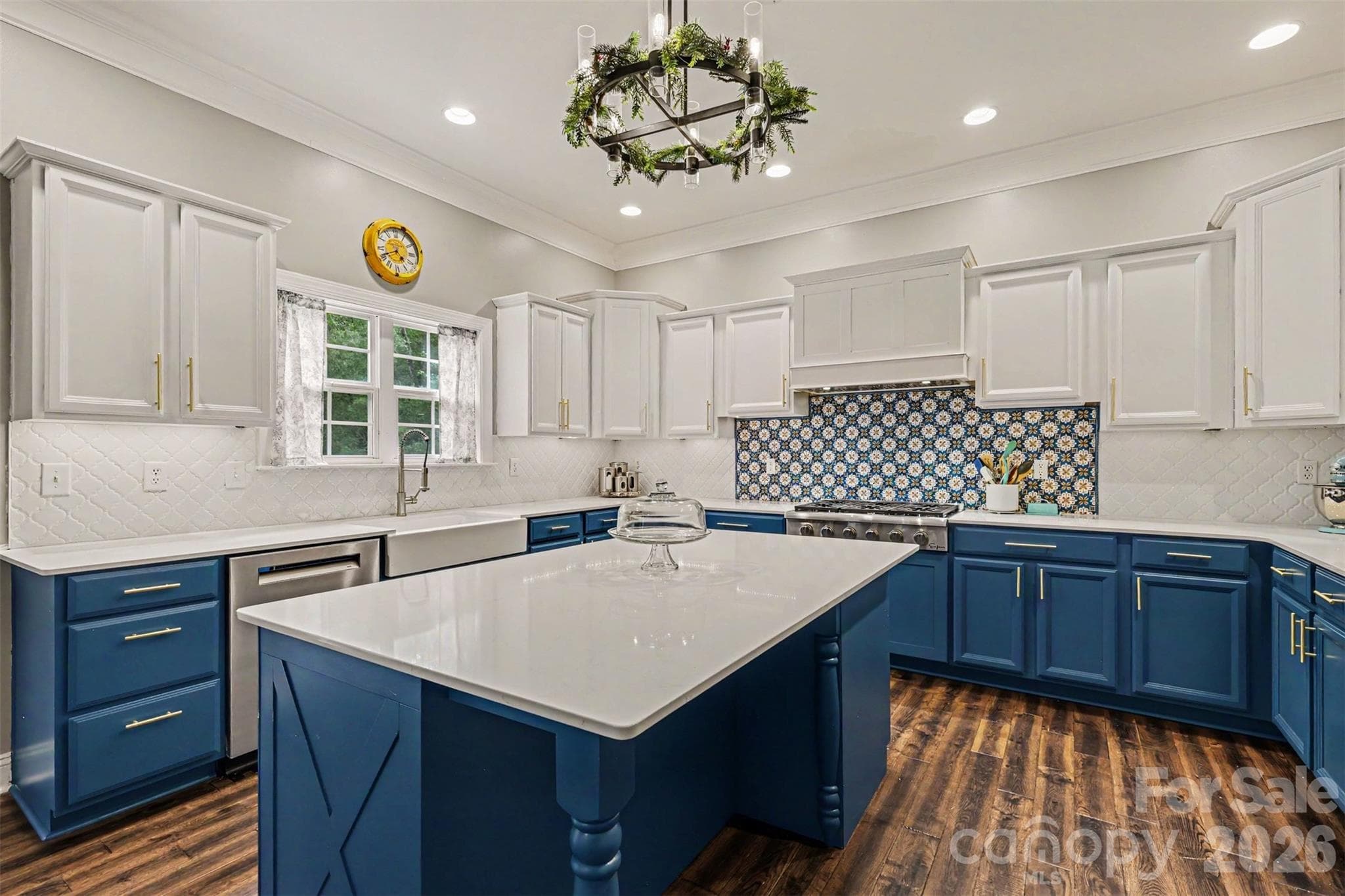 Kitchen/island - 3647 Venetian Way, York