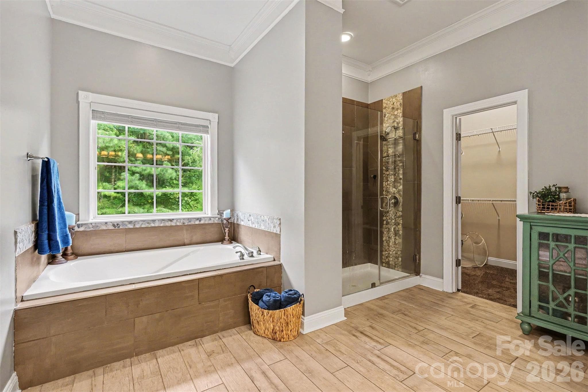 Primary soaking tub/walk-in shower - 3647 Venetian Way, York